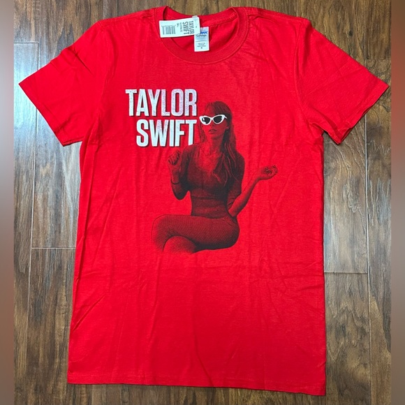 Taylor Swift NWT Red Tour 2013 Sunglasses T-shirt from the Artist - Picture 1 of 8